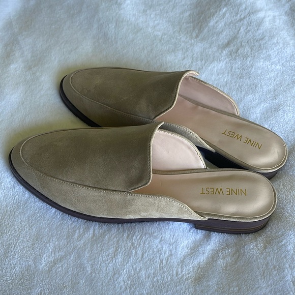Women’s Nine West Suede Mules - Size 8 - LIKE NEW in Very Great Condition!! - Picture 2 of 12